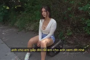 Đang thủ dâm thì bị con em gái bú lấy đầu cặc
