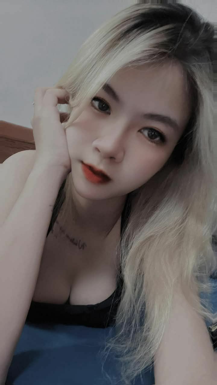 Nữ đẹp M sâu họng mỏng mã hơi lộ ra trở lại vào cứng